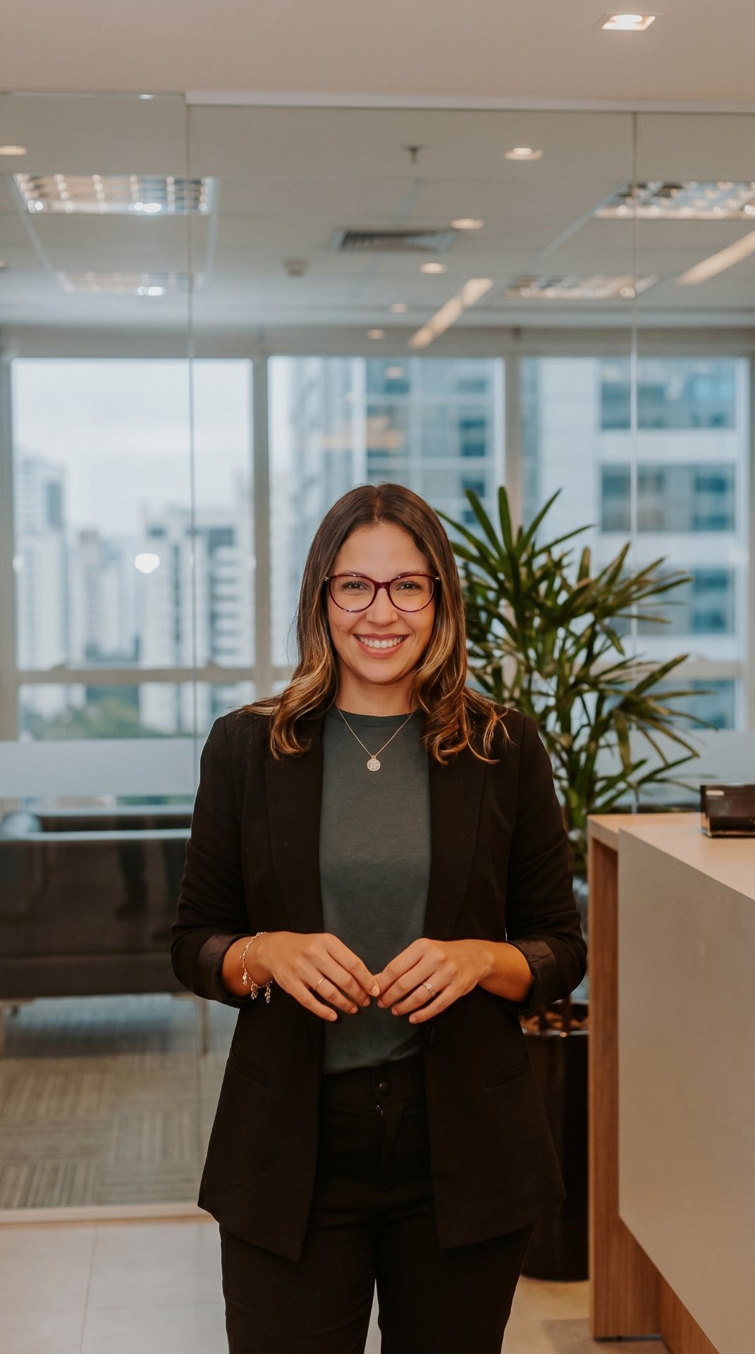 Karolina, sócia da Controle BPO Financeiro, em escritório corporativo